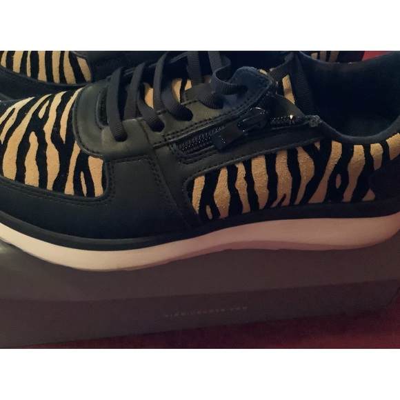 Vionic remi tiger print sneakers. Arch support orthotic. Black ties - Picture 2 of 9